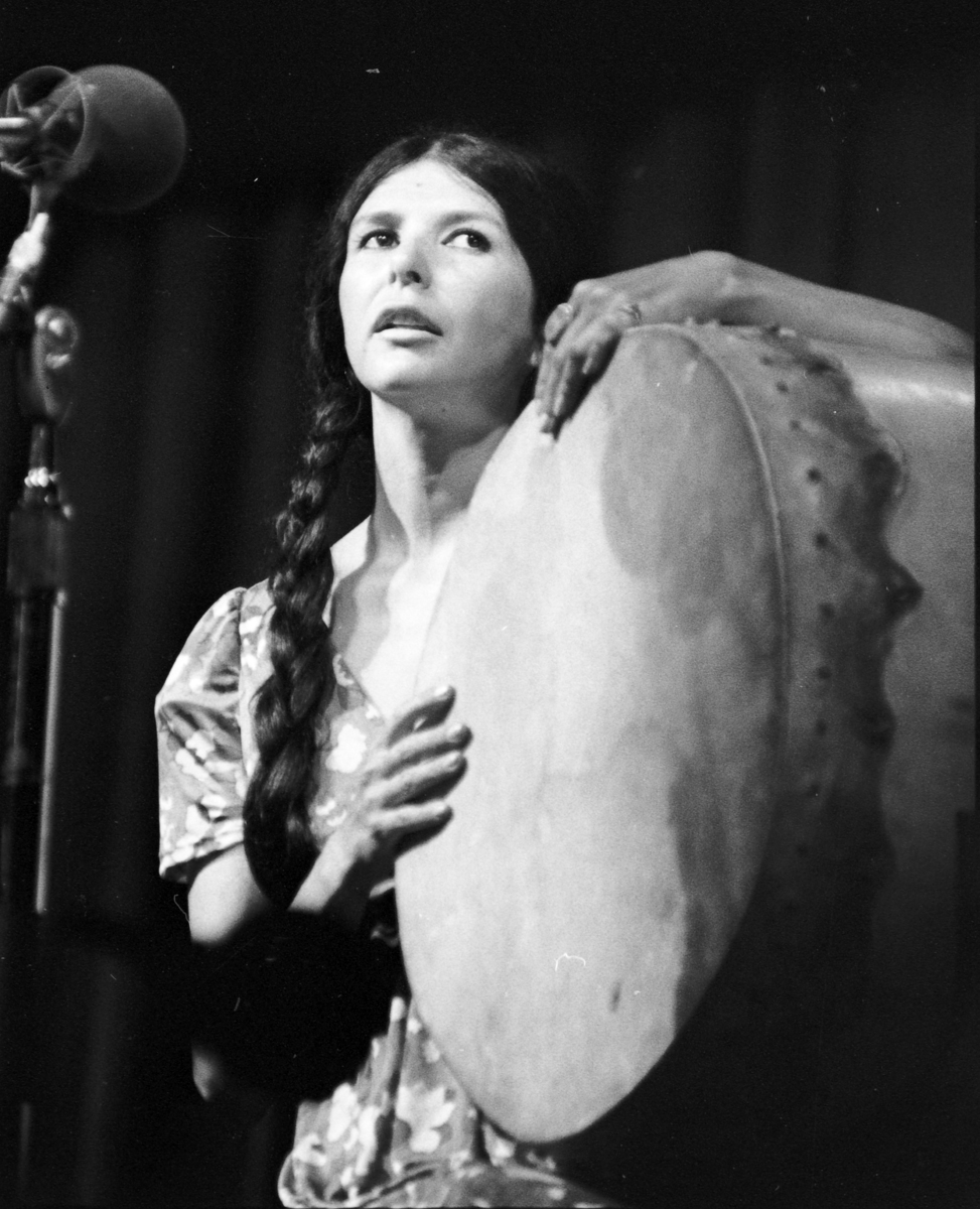 Alanis Obomsawin performing 'Bush Lady'